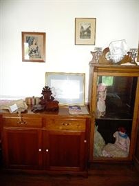 curio wit 3 dolls /lots more furniture