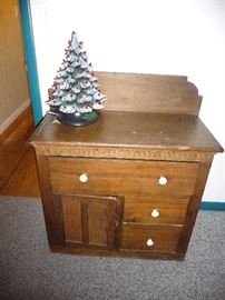 chest / ceramic Christmas tree