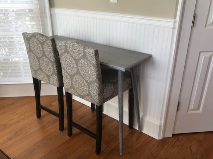 side table and chairs