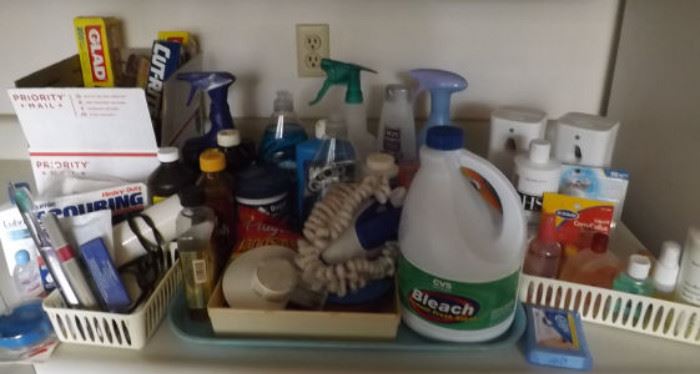 MFM039 Kitchen Items and Cleaning Supplies
