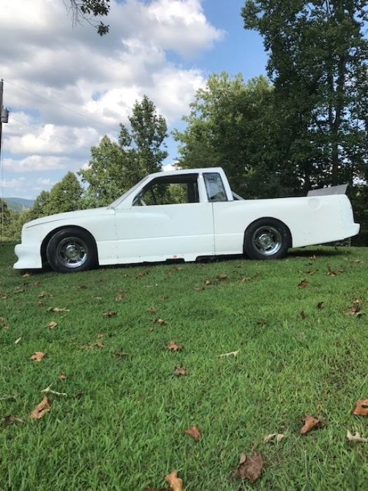 Asphalt Oval Track Race Truck with a Dodge Fiberglass Body, has a 383 Stroker Small Black Chevy Engine, Muncie 4/speed Hurst Shifter, Shatter Proof Bell Housing, Wilwood Master Cylinders, Wilwood Pedels, Oversized Steering Wheel, Griffin Aluminum Radiator, Howe Brakes, Ford 9 inch Rear with 4.11 Gears