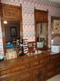 dresser w/mirror