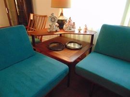 Minerva corner table 