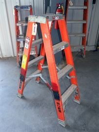 Louisville 4-Foot Fiberglass Ladder Model FM1504 300#