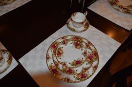 Royal Dalton Old Country Roses Eight Full 5 Piece Place Settings