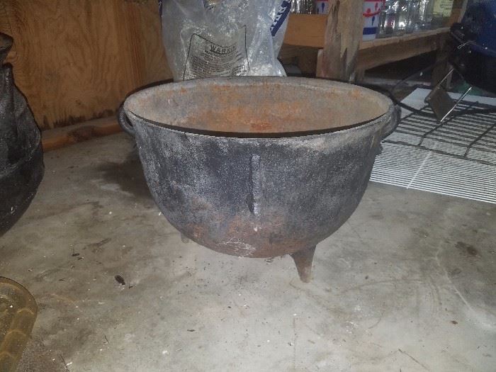 Large cast iron cauldron/pot