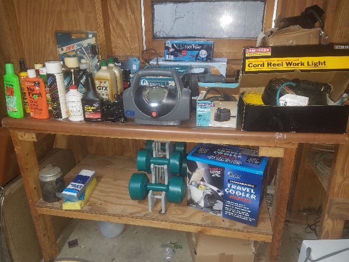 Workshop table, weights, work light, miscellaneous automotive items.