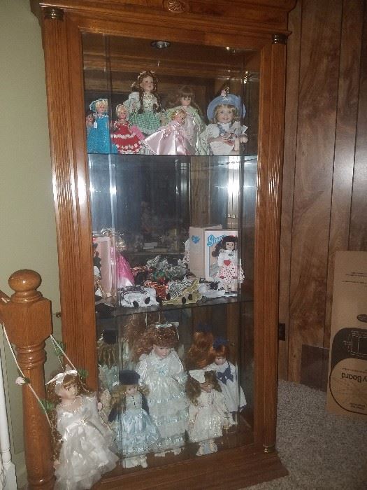 Fabulous large lighted doll curio/cabinet/case. Collectible dolls including Madame Alexander
