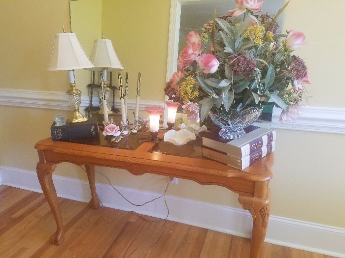 Sofa table, lamps, floral decor, & more