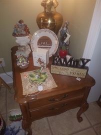 End table (part of set of 3), brass lamp, & other miscellaneous pieces. 