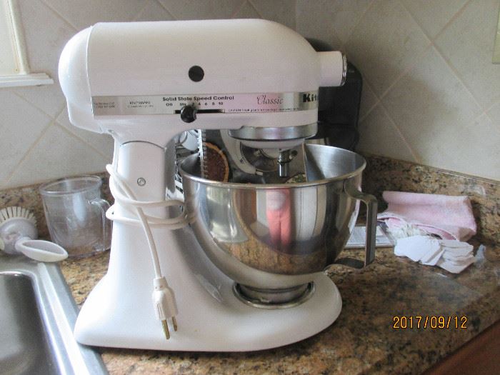Kitchen Aide mixer with atachments