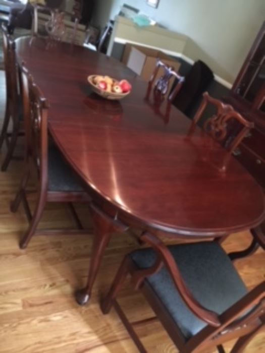 Knob Hill (made by Ethan Allen) dining room table and 6 chairs.  Pads included!