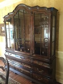 Henredon Four Centuries Inlaid Oak Dining Table w/Scalloped Edged Top w/3 Leaves (3' x 5' Closed)