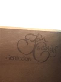 Henredon Four Centuries Inlaid Oak Dining Table w/Scalloped Edged Top w/3 Leaves (3' x 5' Closed)