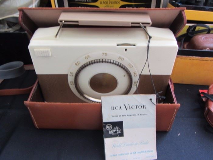 RCA VICTOR TUBE AND BATTERY OPERATED RADIO