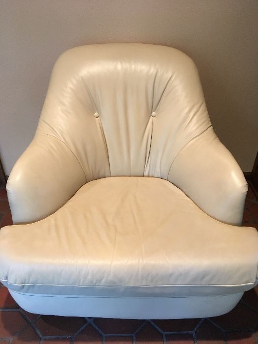 Directional leather swivel lounge chair, attributed to Milo Baughman, 1 of pair