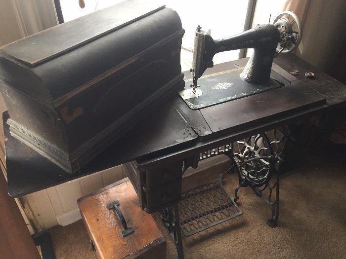 Singer sewing machine with lid