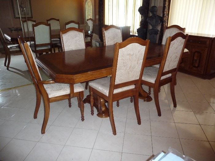 WOOD DINING TABLE W/2 LEAFS, PADS & 6 CHAIRS