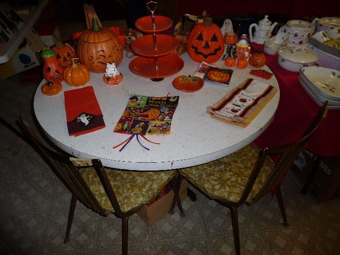 FORMICA TABLE W/4 CHAIRS, HALLOWEEN DECOR