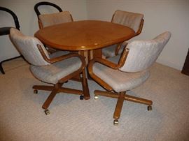 DINING TABLE W/ 1 LEAF & 4 ROLLING CHAIRS