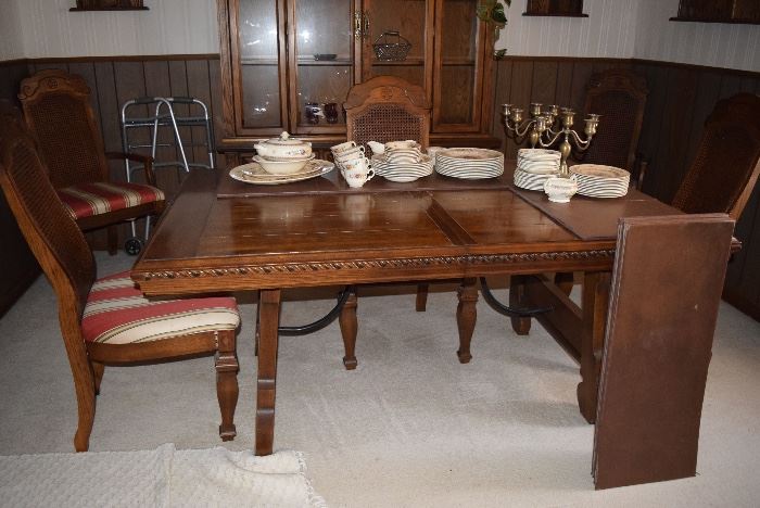 Vintage dining room table with 6 chairs 