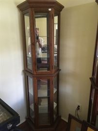 This is an beautiful, lit Pulaski curio cabinet in oak -- a beautiful, petite piece.