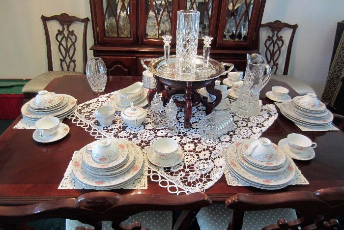 Anne pattern by Lovely fine china: service for 12 plus