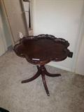 Beautiful hard wood end table in GREAT condition. Nice floral shape beautiful collectible.