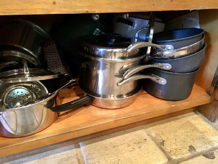 Assorted Pots/Pans/Kitchenware 