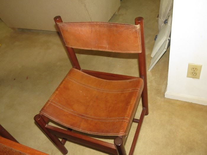 4 LEATHER BOTTOM AND BACK CHAIRS.