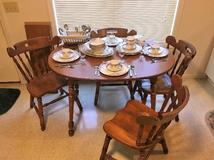 Kitchen table w/4 chairs and 2 leaves