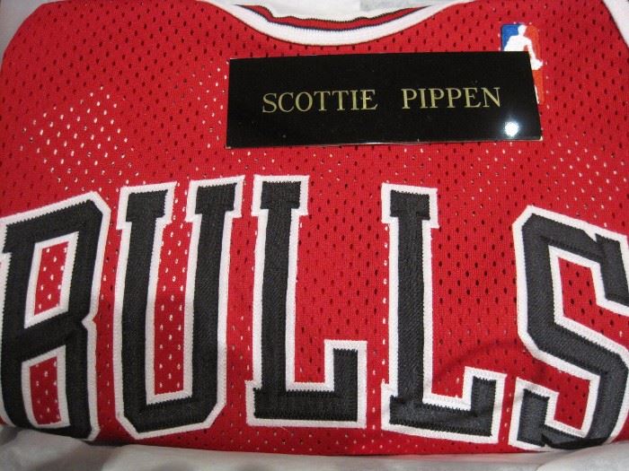 Scottie Pippen Signed Jersey.