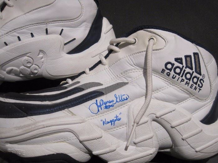 LaPhonso Ellis signed shoes, Nuggets #20.