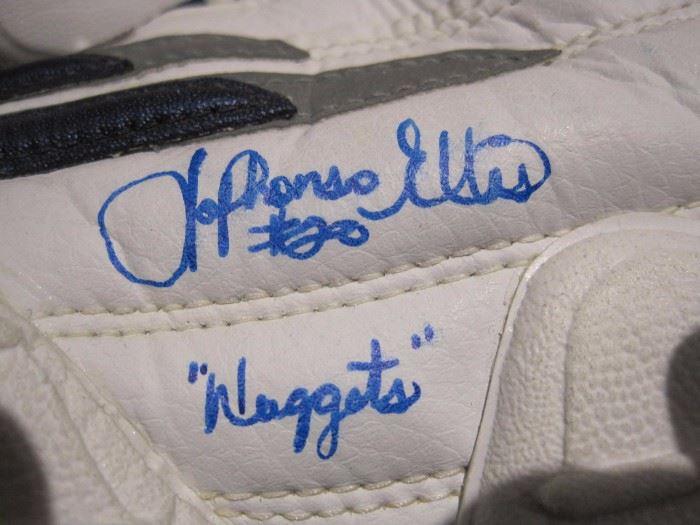 LaPhonso Ellis signed shoes, Nuggets #20.