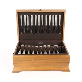 Towle "Craftsman" Sterling Silver Place Settings: A collection of sterling silver serving pieces by Towle Silversmiths. In the Harold E. Nock designed Craftsman pattern, these feature slightly flaring handles with faceted ends. The set includes: thirteen knives, fourteen dinner forks, sixteen salad forks, seven round bowl soup spoons, fifteen teaspoons, twelve iced tea spoons, and eight individual butter knives The total approximate weight,
excluding pieces with stainless steel blades and items in original packaging is, 57.48 ozt. The total weight of the items in their original packaging, excluding pieces with stainless steel blades is 19.17 ozt.