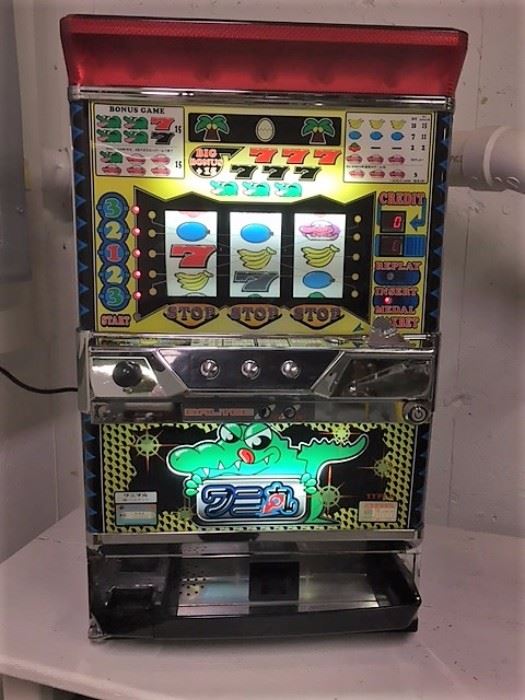 Working slot machine with keys and tokens