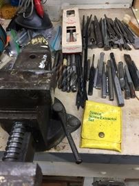 BENCH VISE AND VARIOUS DRILL BITS INCLUDING ONES FOR WOODWORKING