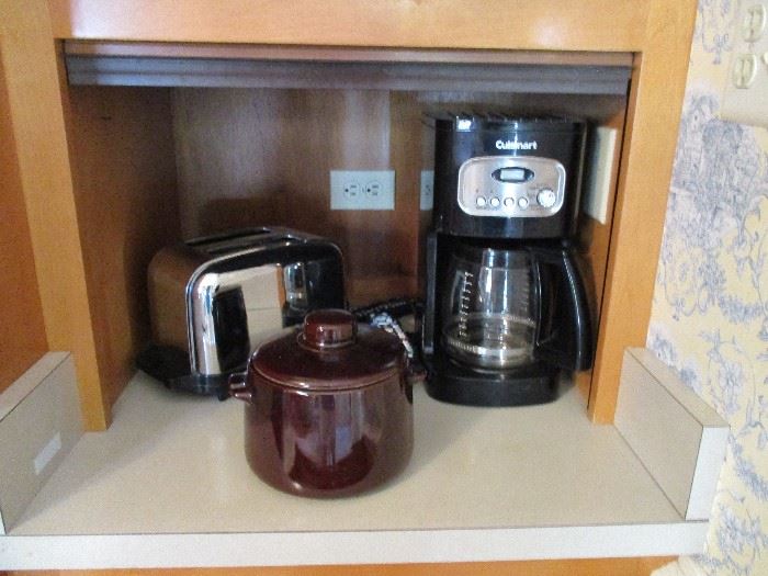 CUISINART TOASTER AND COFFEE MAKER AND A USA BEAN POT