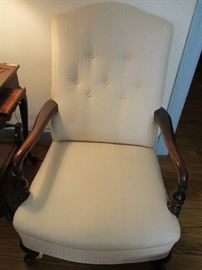               UPHOLSTERED SIDE CHAIR