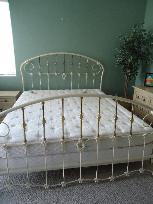 Older Sleep Number Sleep Comfort King Bed. 