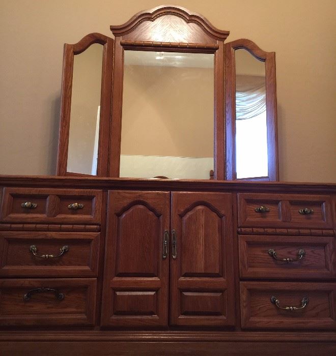 Dresser w 3-Piece Adjustable Mirror
