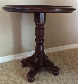Round End Table (beautiful) 