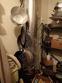LOT OF POT AND PANS