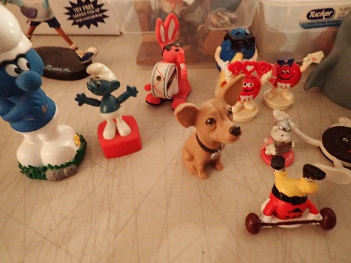 WIDE ASSORTMENT OF VINTAGE TOYS