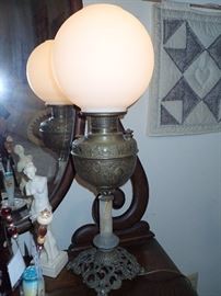 THE MERIDEN LAMP BRASS WITH ROUND GLOBE
