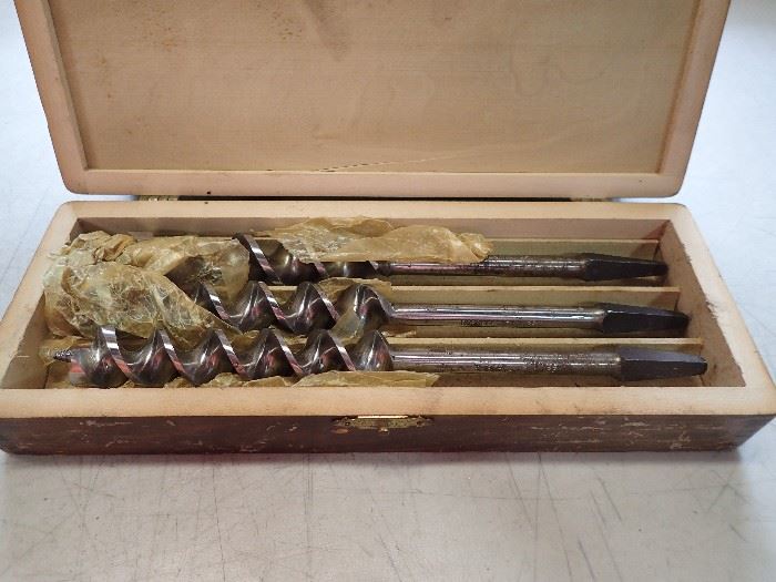 SPUR AUGER BITS - RUSSELL HENNINGS 
NEW IN ORIG WOOD BOX
