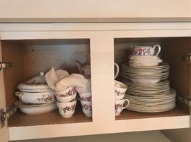 Wedgewood Devon Sprays Set of 8 place settings $350