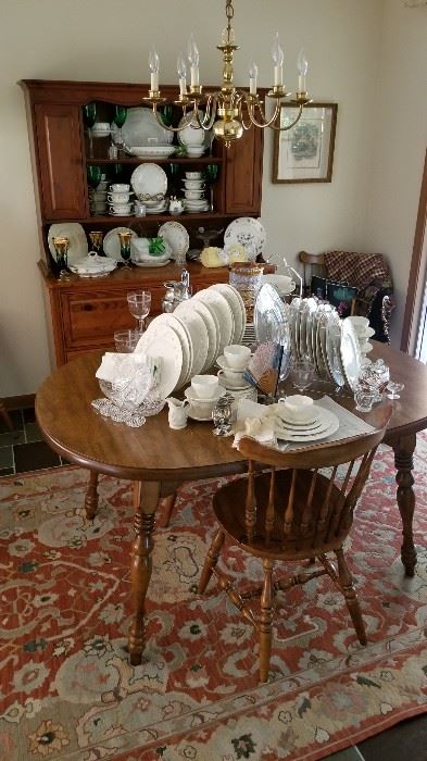 Overview of the dining room set with Wedgwood, royal Doulton, vintage crystal and linen.