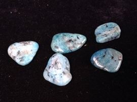 Rough or raw stones