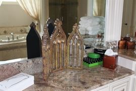 Detail of the tri-fold mirror